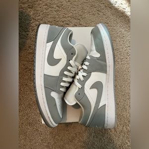 Jordan 1 low wolf gray size 9.5M/11W
